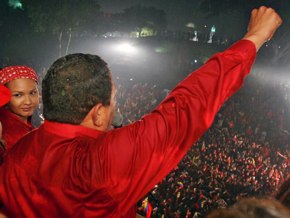 Hugo Chávez und seine Tochter Rosa (links) feiern mit hunderten Anhägern seinen Wahlsieg.