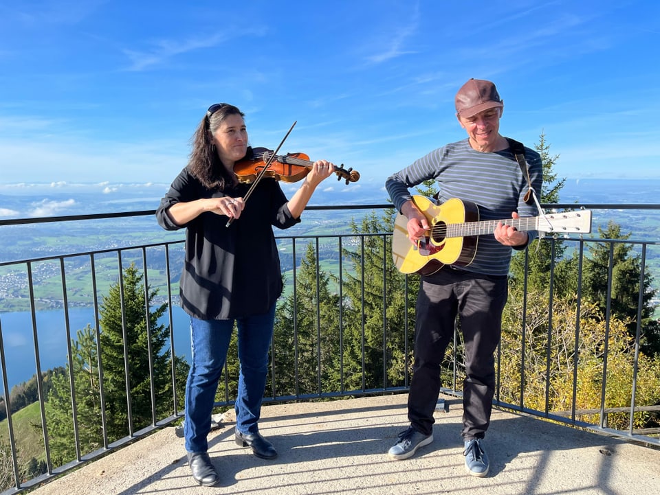 Alexandra Lüthy und Martin Schaffner auf der Rigi musizierend