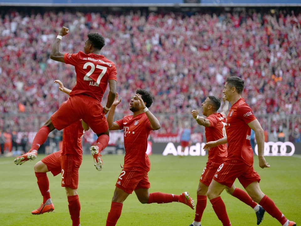Die Bayern-Spieler jubeln nach einem Treffer.