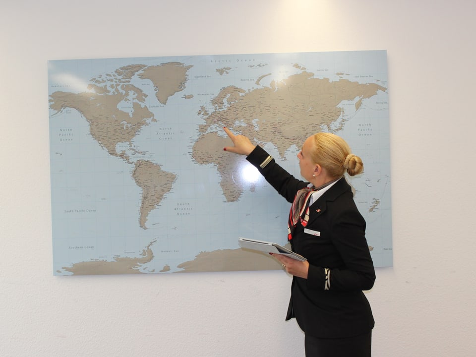 Brigitte Spühler Perone vor der Landkarte.
