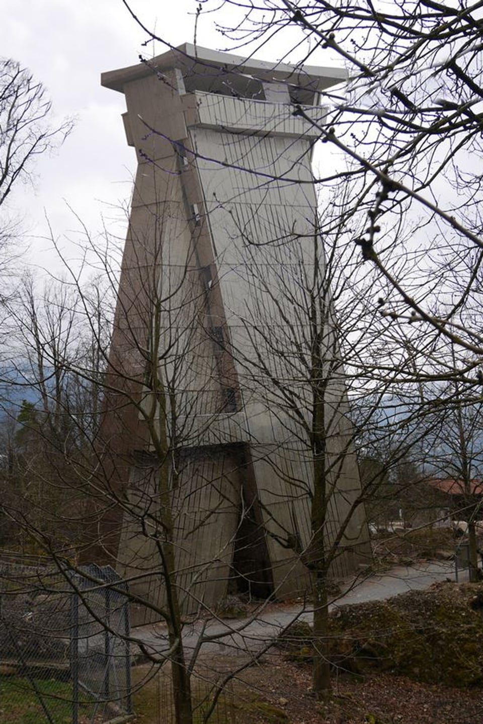 Holzturm in einem Park.