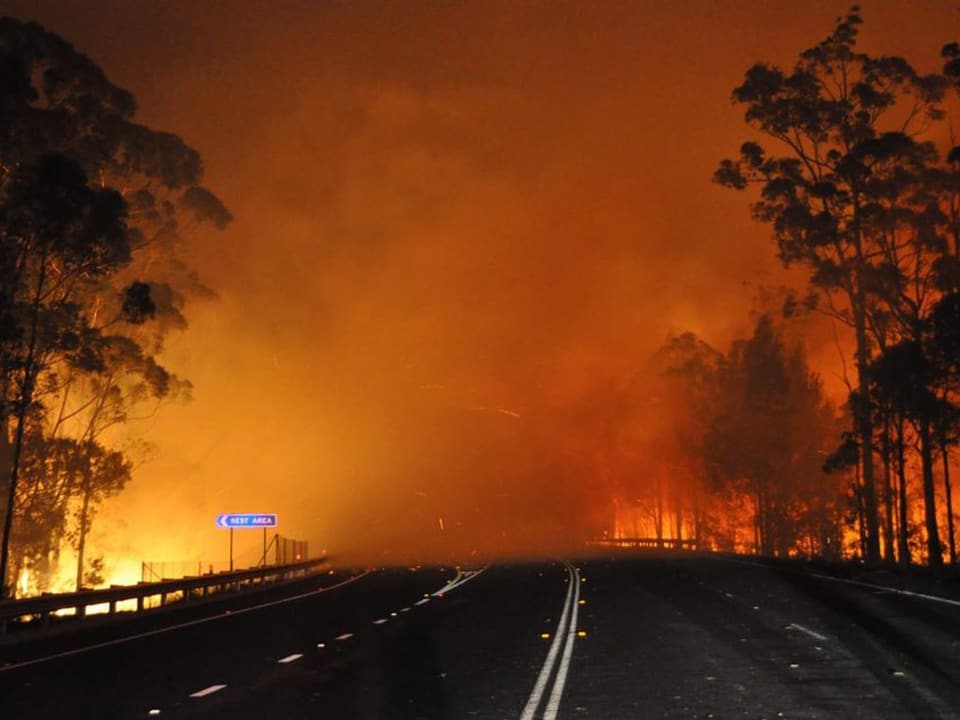 Ein Highway in Australien ist vom Feuer eingeschlossen (keystone)