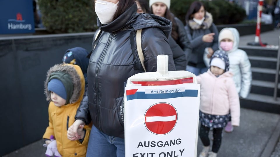 Ukrainische Flüchtlinge vor der Zentralen Ausländerbehörde mit der neuen Registrierungsstelle im Amt für Migration.