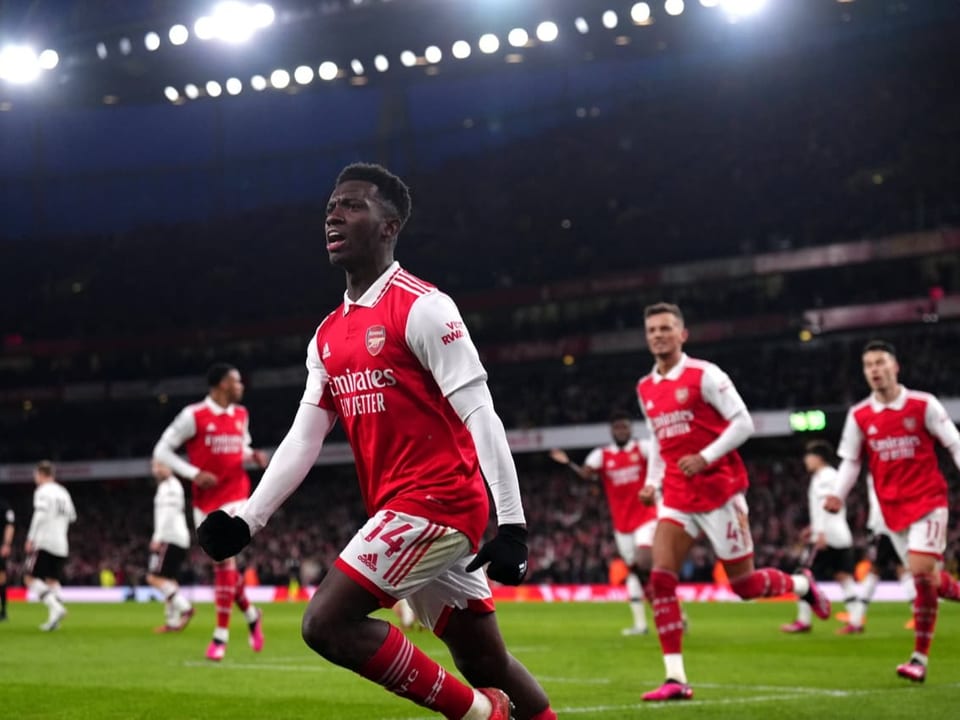 Traf gegen Manchester United doppelt Eddie Nketiah jubelt mit Mitspielern