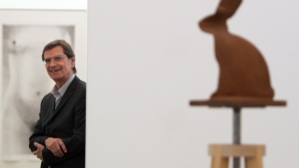 Der Künstler Markus Raetz während einer Führung durch eine Ausstellungen im Kunsthaus Aarau.