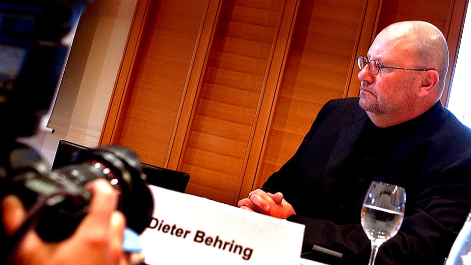 Portrait des mutmasslichen Anlagebetrügers Dieter Behring an einer Pressekonferenz im Jahr 2004.