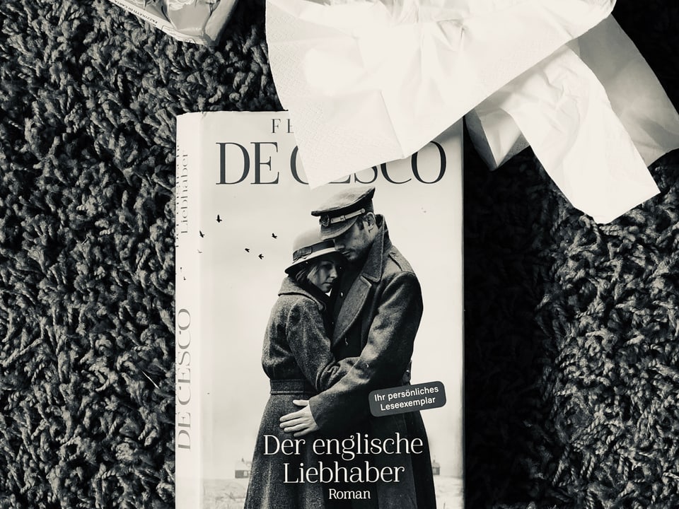 Der Roman Frederica de Cesco: «Der englische Liebhaber» liegt auf dem Teppich, zerknüllte Nastücher daneben