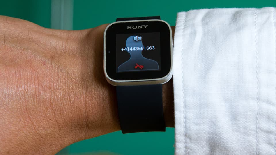 Ein eingehender Anruf auf dem Display der Smartwatch.