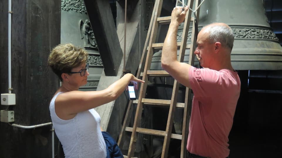 Natalija Marchenkova und Karl Schimke testen die Glocken der St.Laurenzen-Kirche