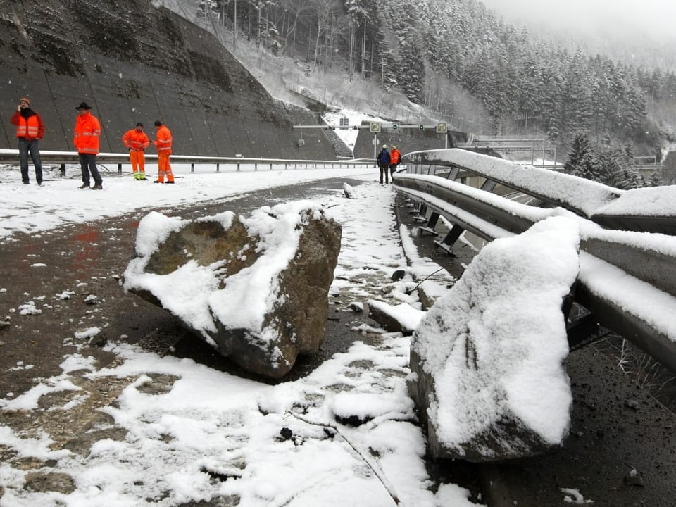 Felsbrocken auf der Autobahn A2 im Kanton Uri im Winter 2009