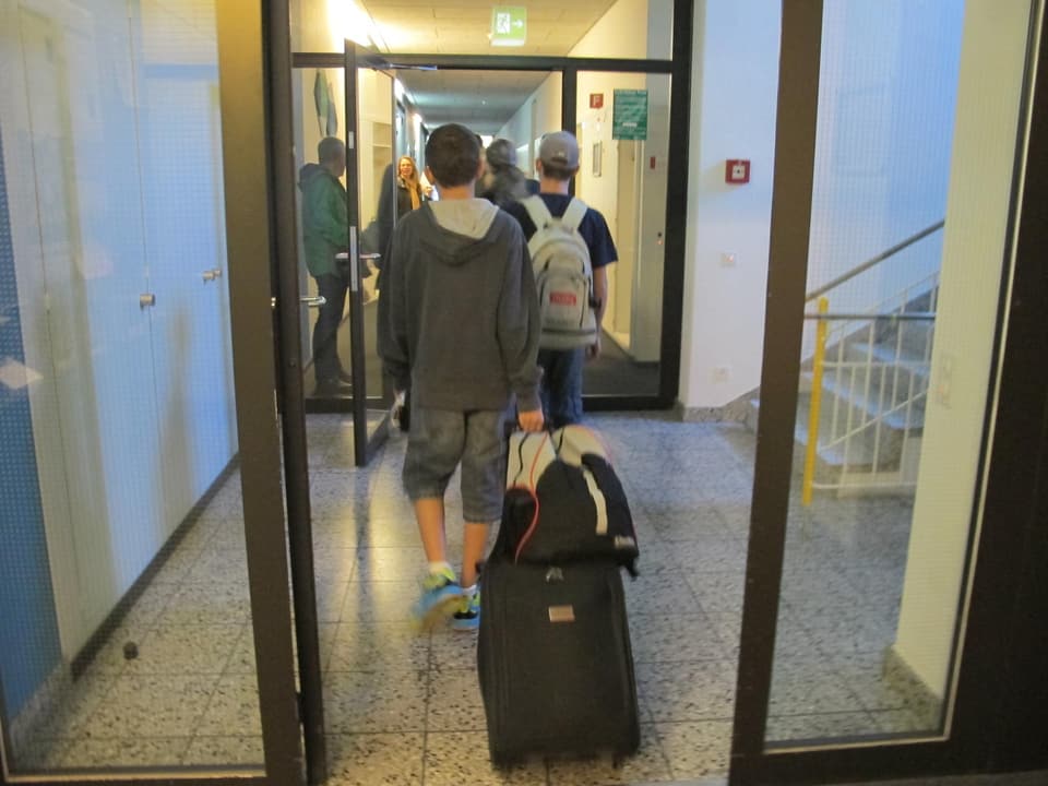 Blick auf den Korridor im Radiostudio Zürich durch den die Familien Richtung Fahrstuhl marschieren.