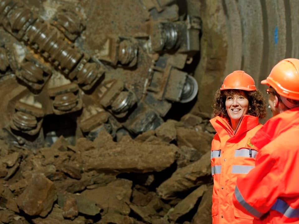 Barbara Egger vor einer Tunnelbohrmaschine.