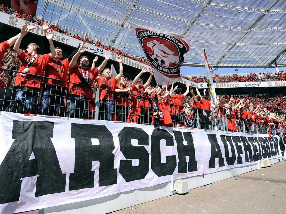 Leverkusens Fans feuern ihr Team an.