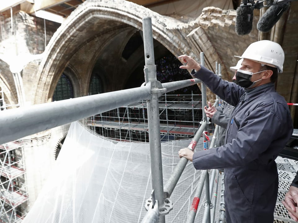 Am zweiten Jahrestag nach dem Brand begutachtet Emmanuel Macron, Präsident von Frankreich, das Gewölbe der Notre-Dame.