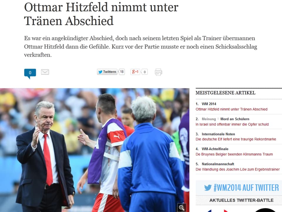 Hitzfeld klatscht mit einem Spieler ab.