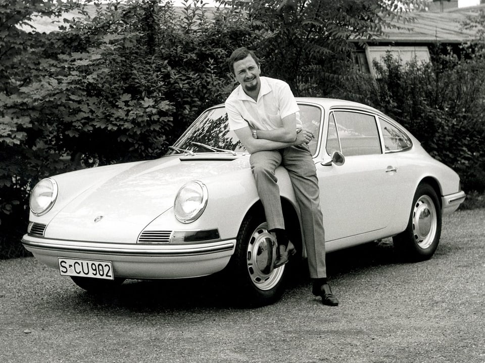 Ferdinand Porsch mit einem Porsche.