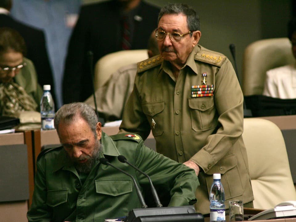 Raul und Fidel Castro in einem Parlamentsgebäude