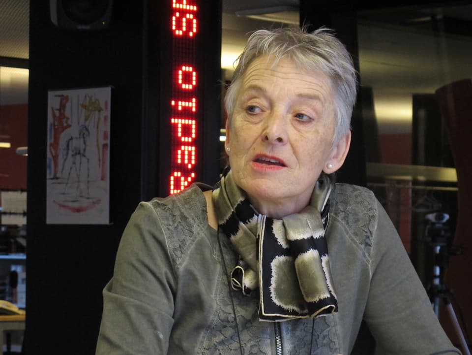 Theres Arnet-Vanoni sitzt am grossen Tisch im Radiostudio.