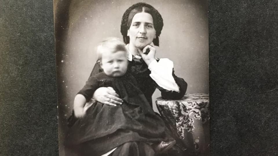 Eine Frau mit einem kleinen Kind auf dem Schoss