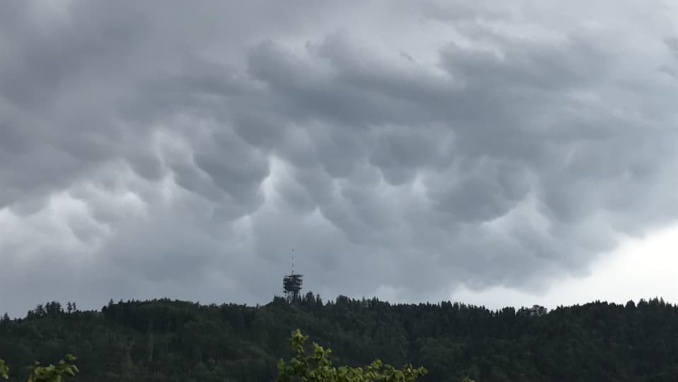 Dunkelgraue Mammatuswolken über der Region Bern am Sonntagabend.