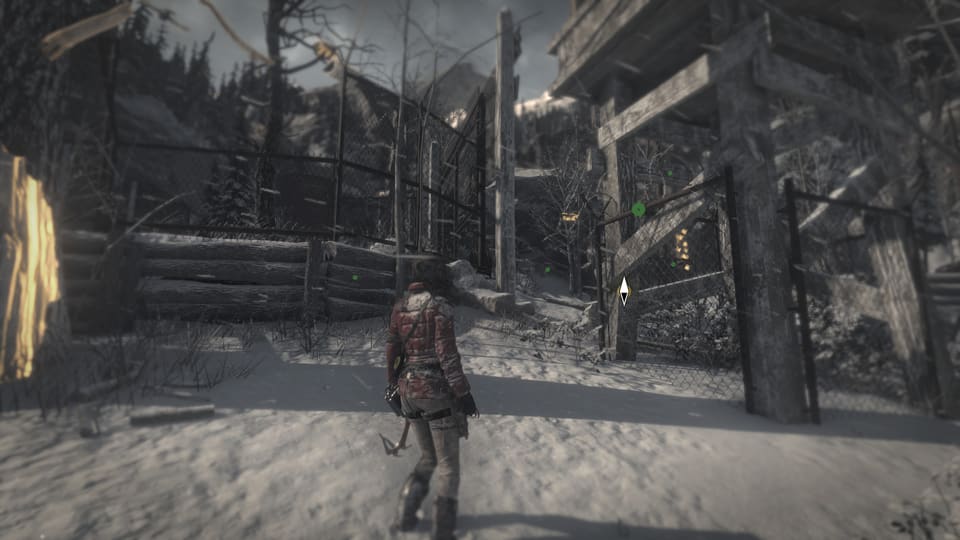 Lara steht in einem verschneiten Sowjet-Lager und sieht, wo sie als nächstes hin muss.