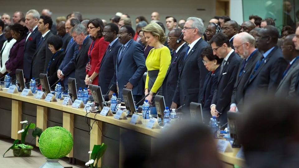 Brüsseler Konferenz: Eine Schweigeminute für die Ebola-Opfer.
