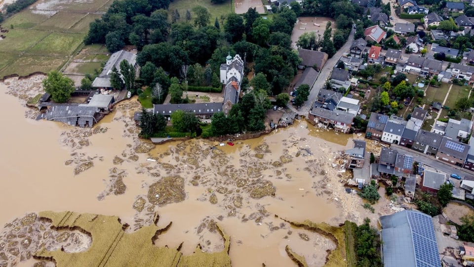 In Erftstadt-Blessem rissen die Wassermassen regelrechte Löcher in die Landschaft.