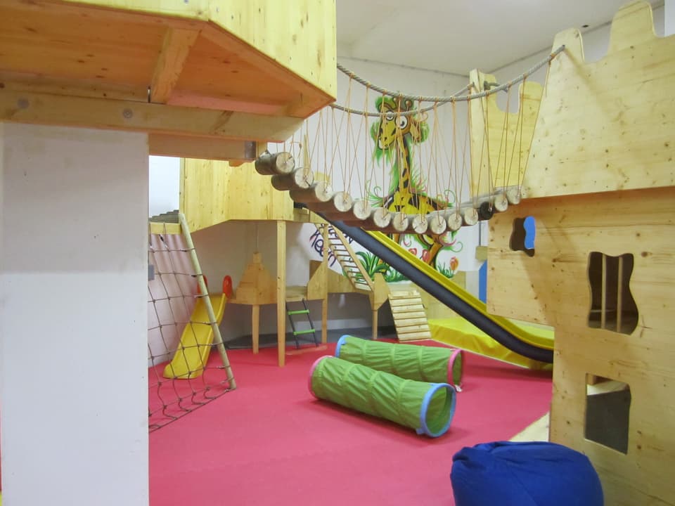 Ein Indoor-Spielplatz mit Klettermöglichkeiten und Rutschbahn in der Kletterhalle Winterthur.