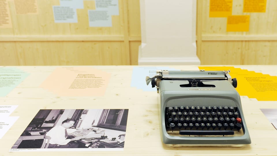 Eine Schreibmaschine auf einem Ausstellungstisch.
