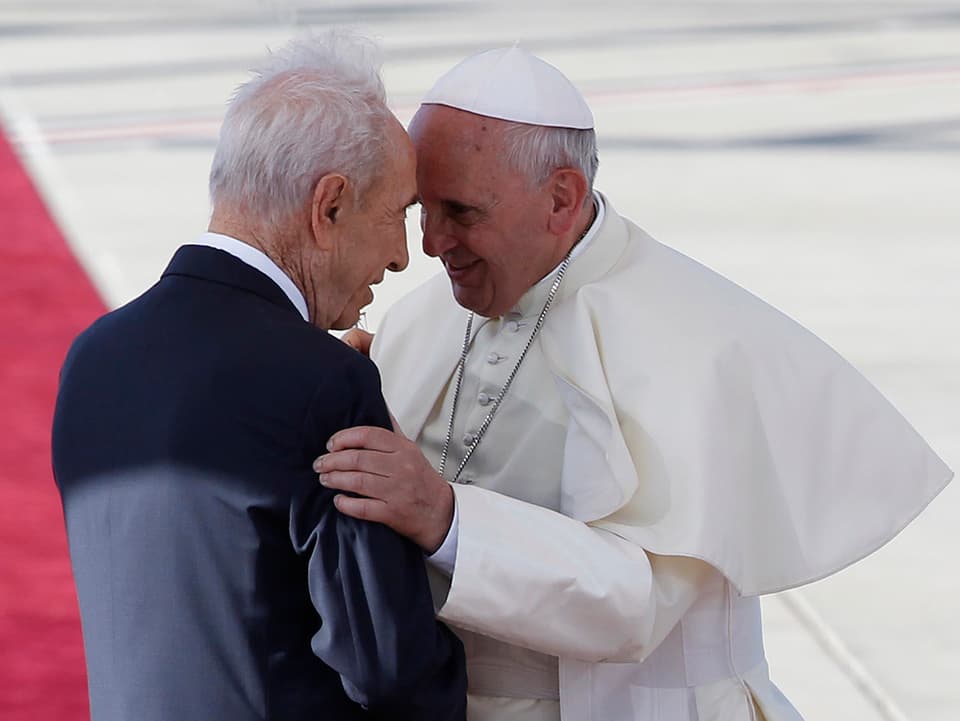 Papst Franziskus und Shimon Perez umarmen sich 