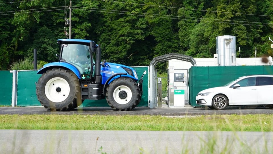 Die Tankstelle, vor der ein Traktor steht