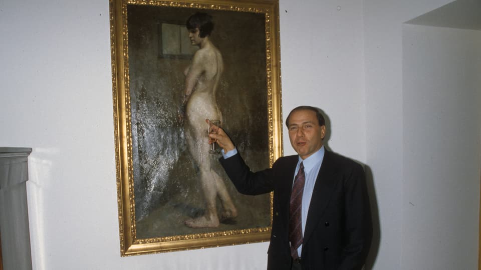 BErlusconi posiert vor einem GEmälde mit einer nackten Frau