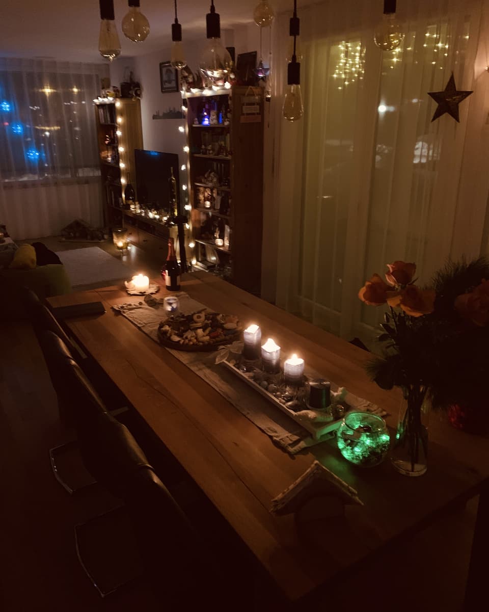 Tisch mit Kerzen und Dekoration. 