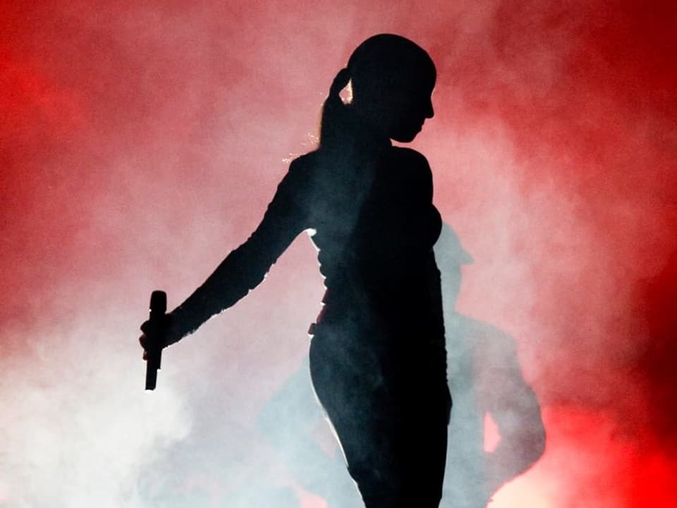 Schattenfrau im Bühnenlicht: Sade während eines Konzerts.