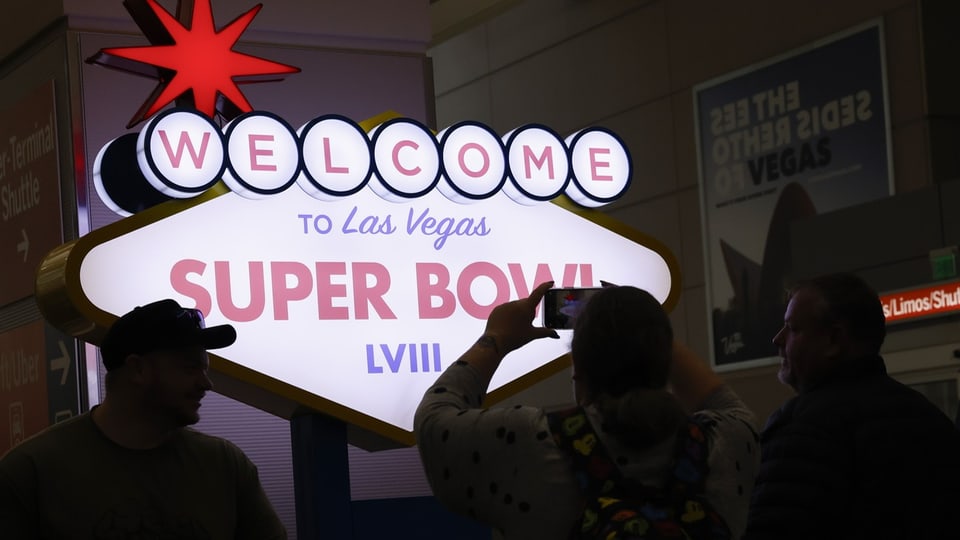 Welcome to Las Vegas Super Bowl Schild mit Personen davor