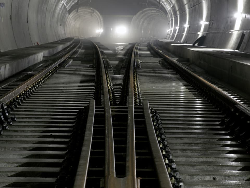Tunnel mit Schienen.