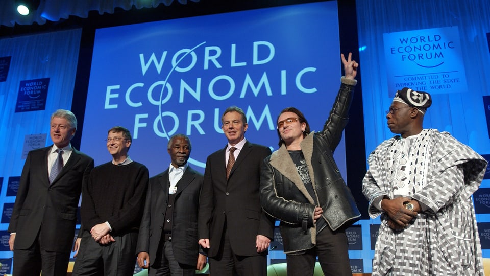 Sechs Männer stehen auf der Bühne des WEF.