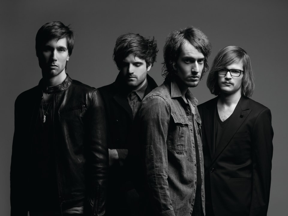 KENSINGTON - Das sagten wir im Januar: «Home Again» war bereits 2012 als Single erschienen und das letzt Album der Holländer im Frühjahr 2013. Und doch ist gerade «Home Again» ein grossartiges Beispiel dafür, was für ein tolles Gespür Kensington für Stadion-grosse Poprefrains haben, die einfach nicht mehr aus dem Kopf wollen. Eine kleine Perle, die man nicht ausser Acht lassen sollte.