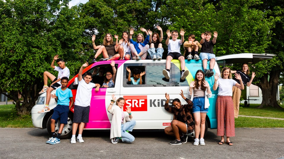 Eine Schulklasse steht vor dem Bus von «SRF Kids».