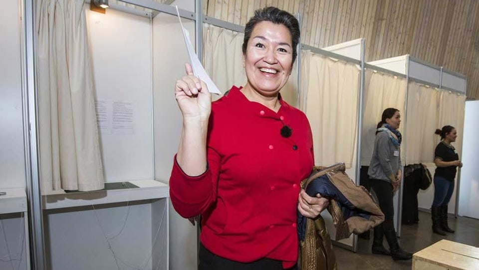Die Sozialdemokratin Aleqa Hammond gibt in der grönländischen Hauptstadt Nuuk bei den Wahlen ihre Stimme ab. (keystone)