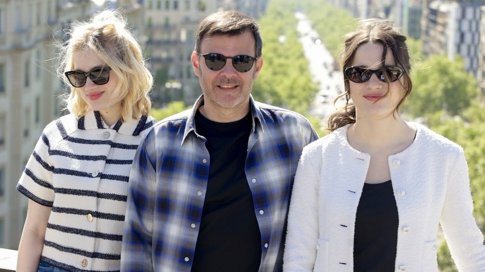 Drei Menschen mit Sonnenbrillen: François Ozon posiert in Barcelona mit den Hauptdarstellerinnen seines neusten Films.