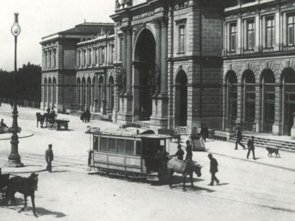 Ein Rösslitram überquert den Bahnhofplatz