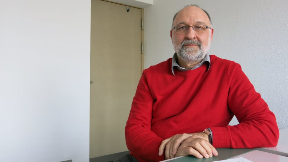 Michel Jaccard in rotem Pullover