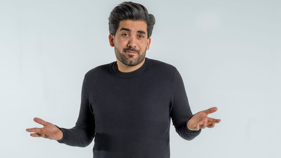 Mann in schwarzem Pulli