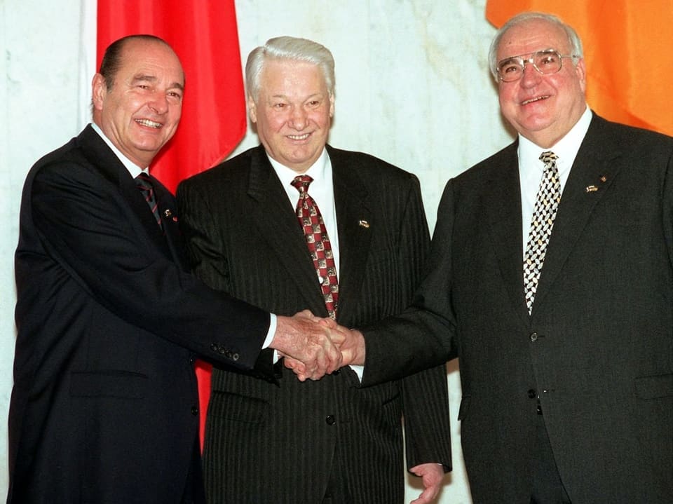 Chirac, Jelzin und Kohl schütteln die Hände. 