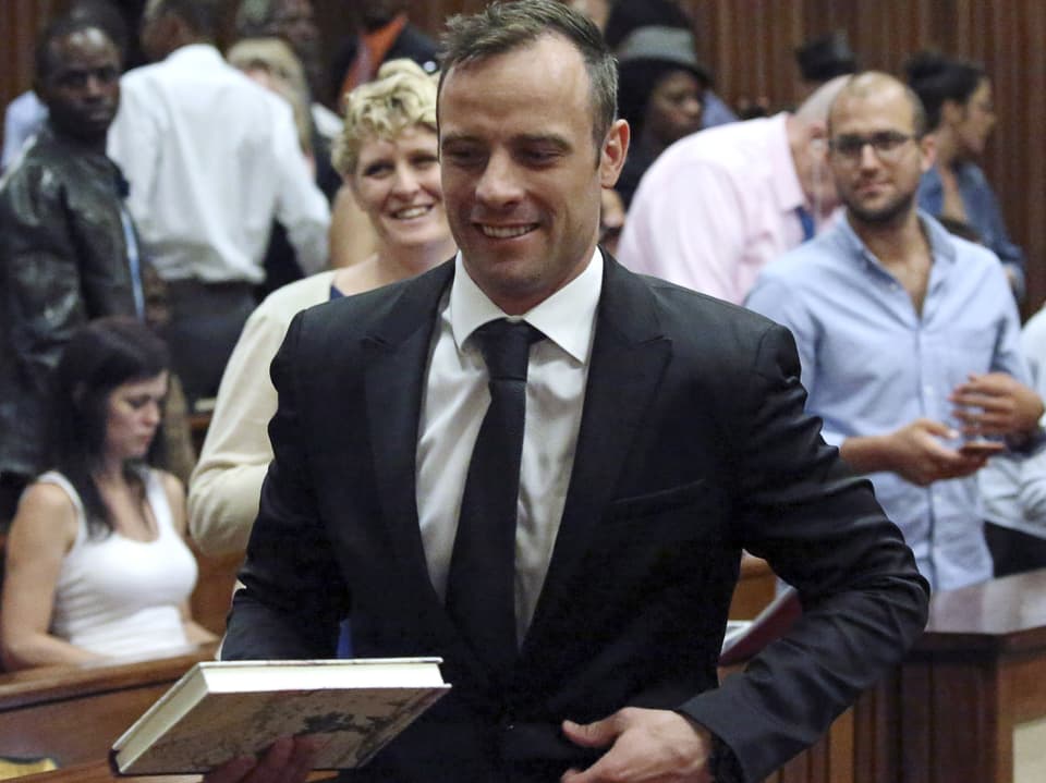 Lächelnder Oscar Pistorius schreitet durch Gerichtssaal