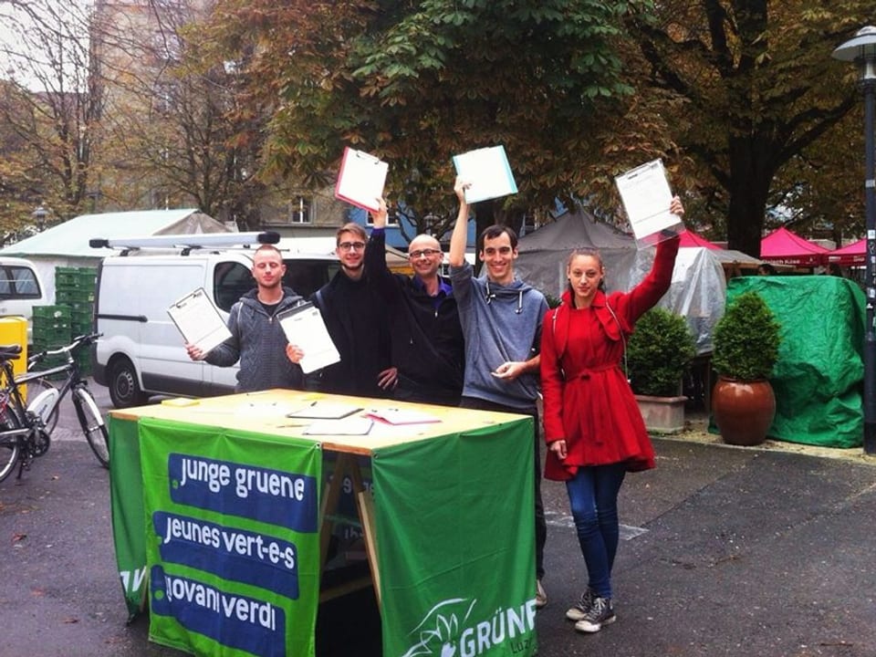 Fünf Personen sammeln Unterschriften gegen die zweite Gotthard-Röhre. Michael Töngi unterstützt die jungen Grünen.
