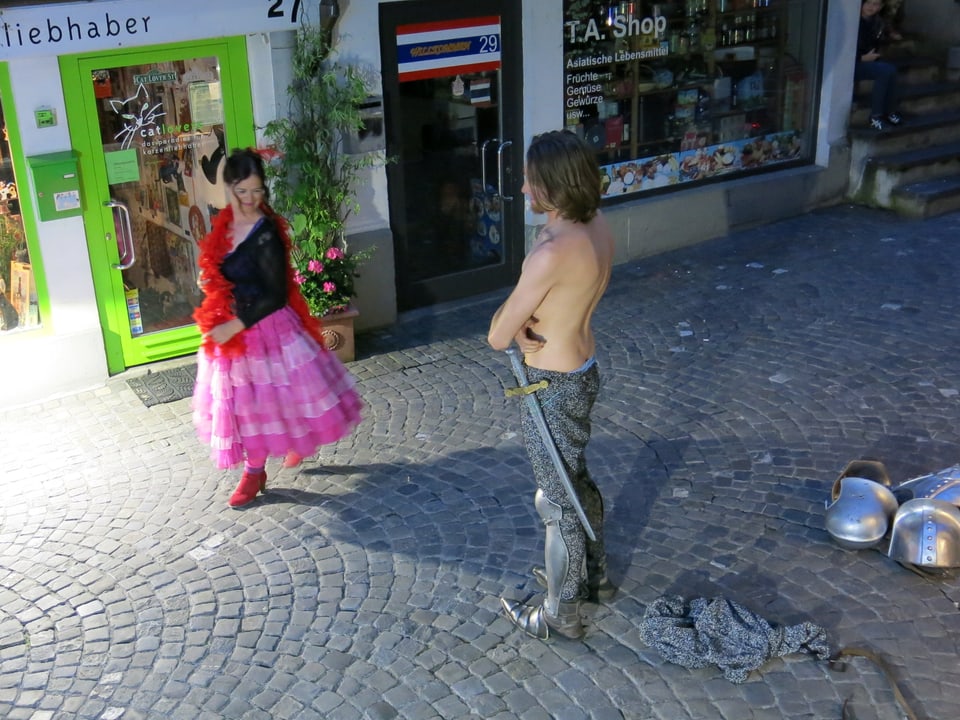 Ein Mann und eine Frau spielen auf der Gasse. 