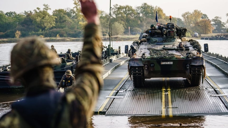 Übung mit Marder-Panzer an der Elbe in Deutschland (2020)