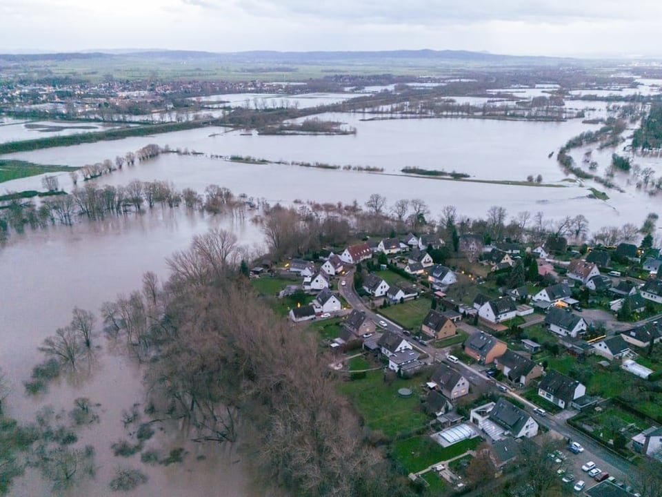 Hochwasser umfliesst die Ortschaft Ruthe im Landkreis Hildesheim in Niedersachsen.